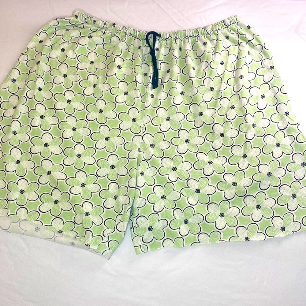 Black, white, and green pj set. The condition of this is gently used.